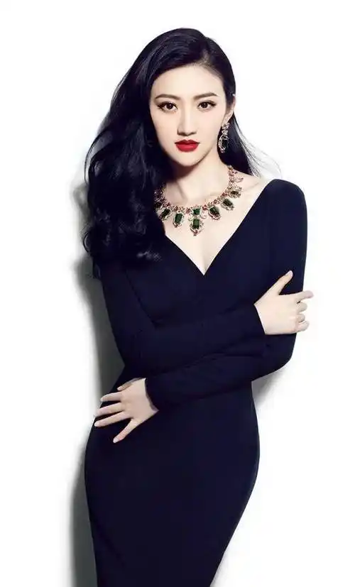 景甜这才艺表演实际上也是有许多,她在央视春晚就参与过团体歌唱.