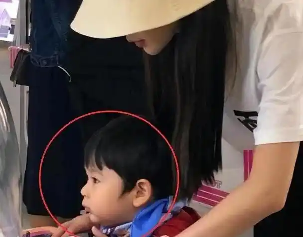 杨颖大方分享家庭幸福7岁儿子首次露面与黄晓明惊人相似