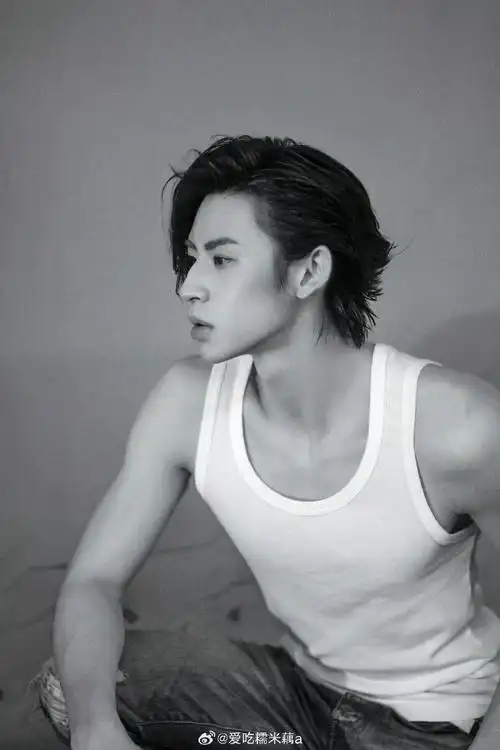 小鬼王琳凯超话#小鬼王琳凯#无袖肌肉琳第二弹@小鬼-王琳凯