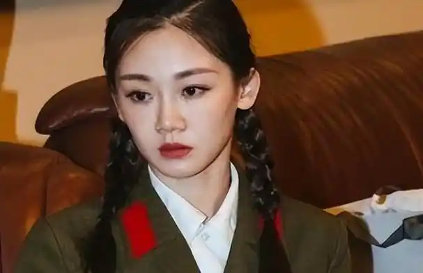 苗苗一直以来都是个脚踏实地,在娱乐圈安安静静,努力拍戏的踏实演员