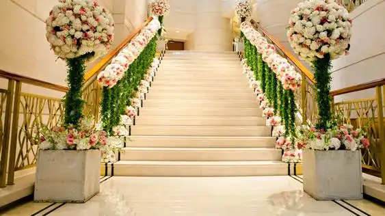 酒店婚礼现场花艺布置,婚礼楼梯阶梯扶手鲜花装饰—topone花艺
