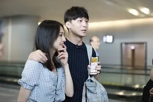 郑爽与张恒合体秀恩爱,穿露脐装变小女人一个细节证明遇到对的