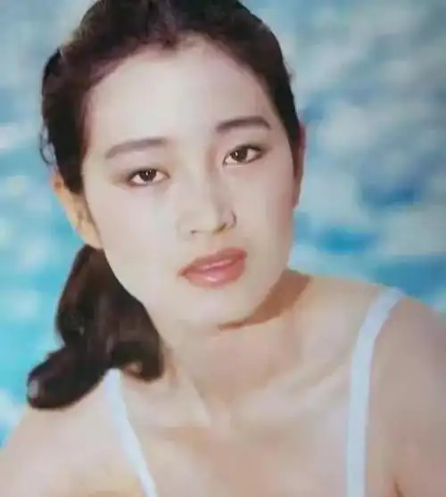 巩俐30年前泳装照曝光,长相清纯身材傲人,气质丝毫不输年轻女星