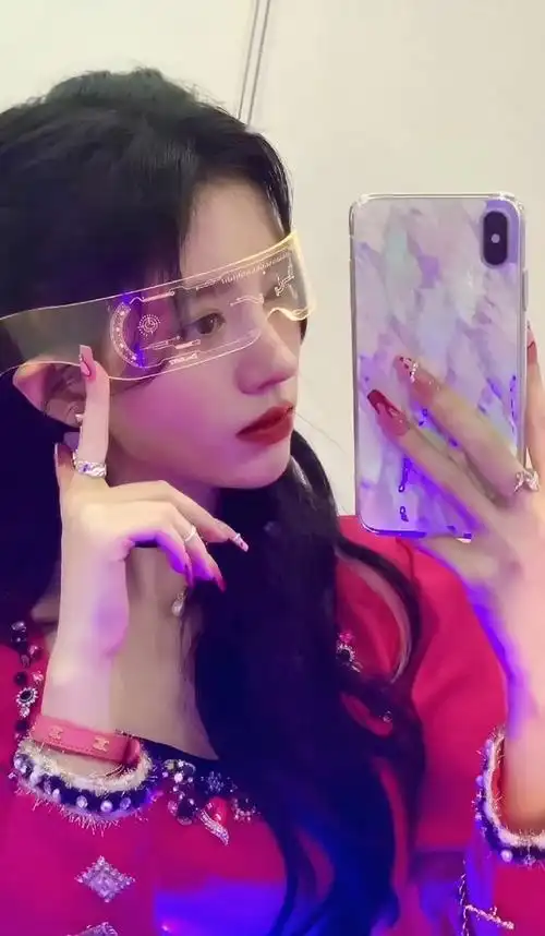鞠婧祎三月视频更新,科技感十足的眼镜,好有ai女友那味儿__财经头条