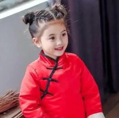 外套给人一种喜庆童真小女孩的既视感,中分的儿童双丸子头盘发发型