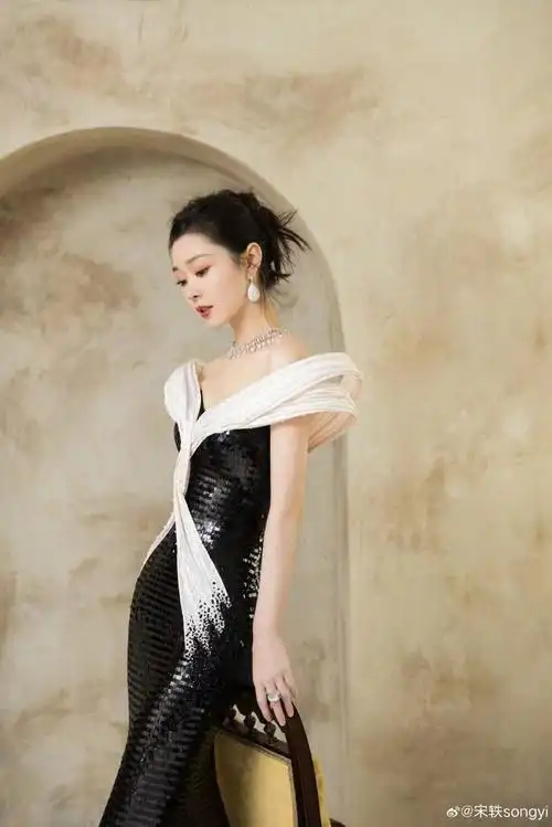 宋轶是什么高贵女神啊,腰臀比线条好好……|宋轶_新浪新闻