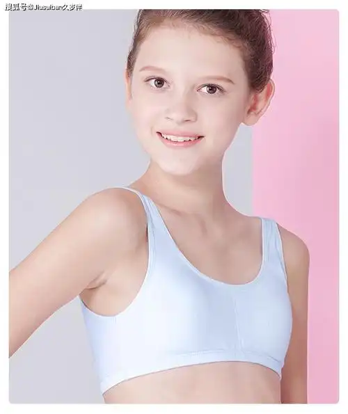 女孩最早发育的是乳房,这时候乳房会伴随着胀痛,一般在9~13岁时发生