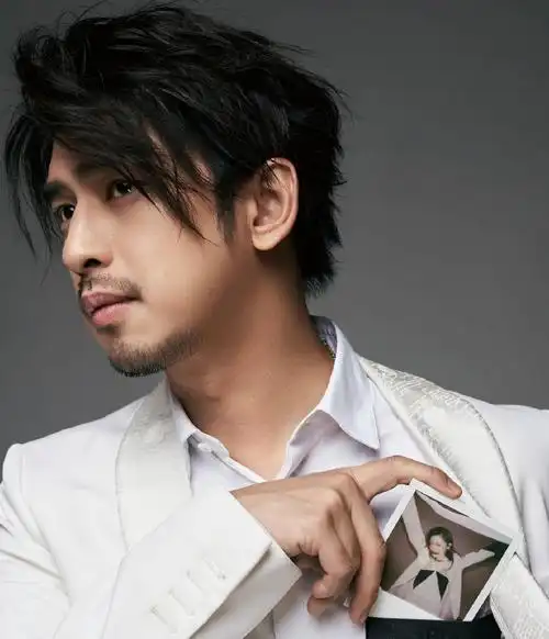 张天爱陈柏霖合体时尚杂志封面写真