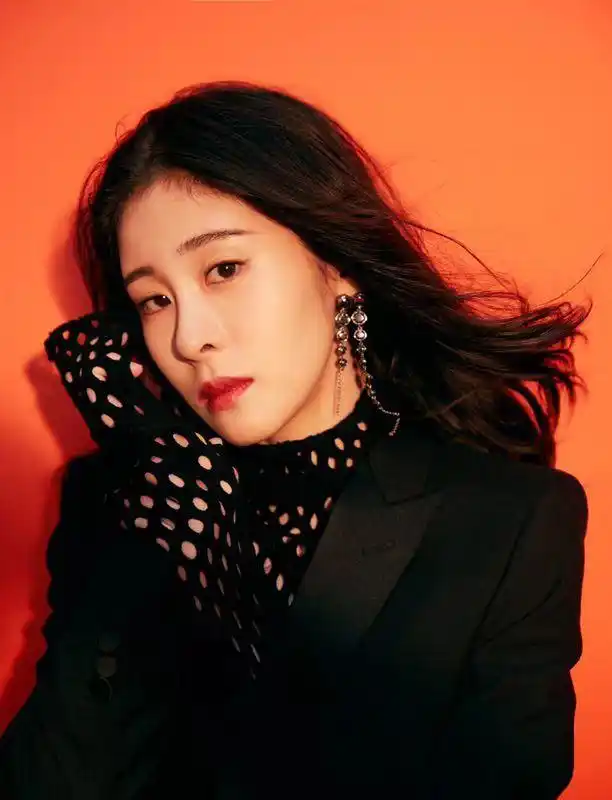 简介:张碧晨优雅酷黑写真图片,分享一组张碧晨图片给大家,图中的明星