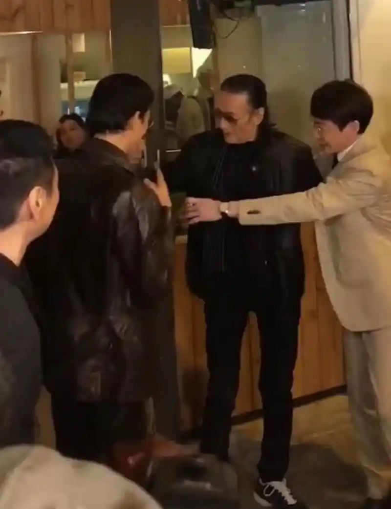 身高缩很多,一旁郑少秋越老越帅  6月14日,媒体晒出了一则视频,称谢贤