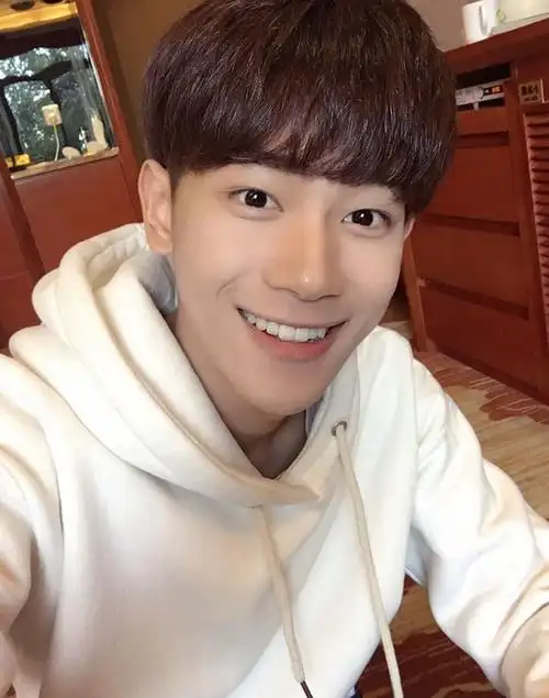 笑容灿烂的男生