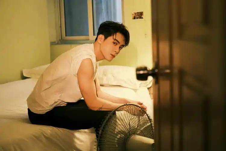 曾舜晞港风写真满满电影故事感