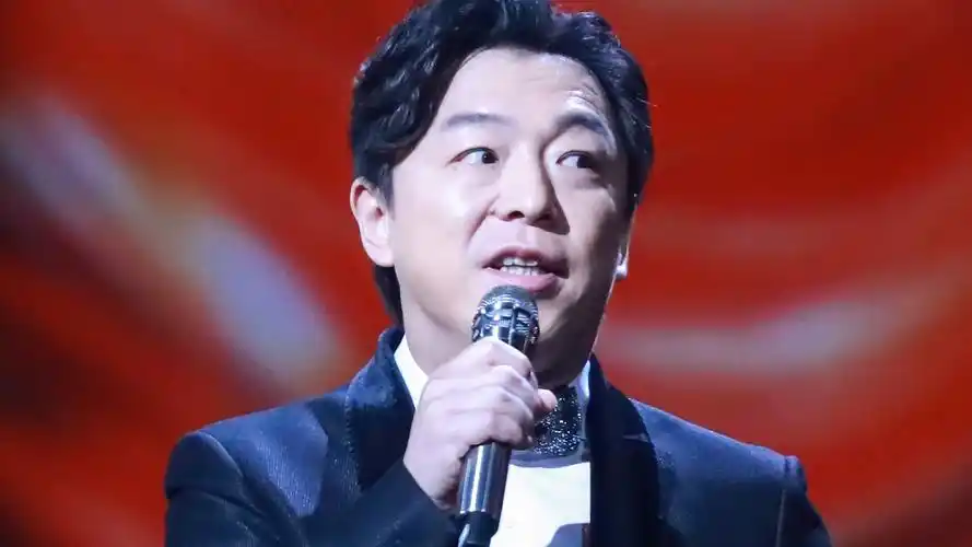 黄渤幽默主持又现高情商,几句话逗的台下的马伊琍笑不停!