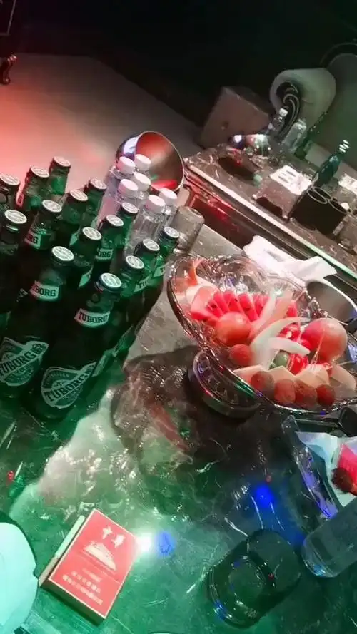 一个人在ktv开了个房间,一个人喝酒,刷到我的朋友,如果你和我一样孤单