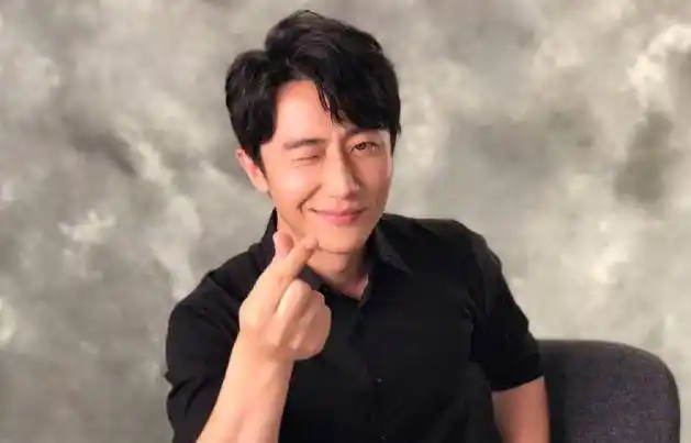 原创魅力难挡黄轩陪女大佬吃饭逗对方喜笑颜开末了躬身送别显绅士