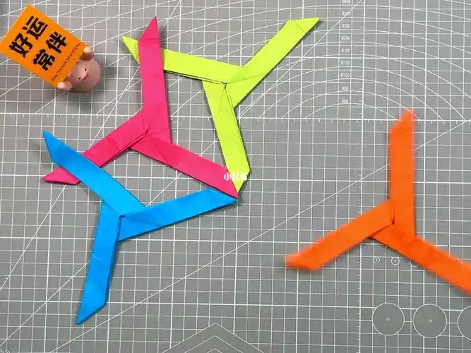 用一张纸做一个三角回旋镖给宝宝玩