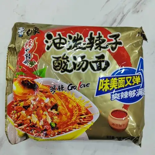 这个是油泼辣子酸汤面,最近好多人吃这个泡面,所以我也买来试试,也是