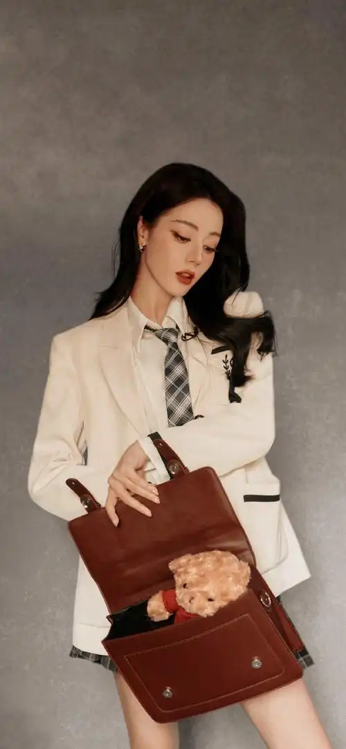 迪丽热巴超话|美式壁纸    #迪丽热巴美式证件照