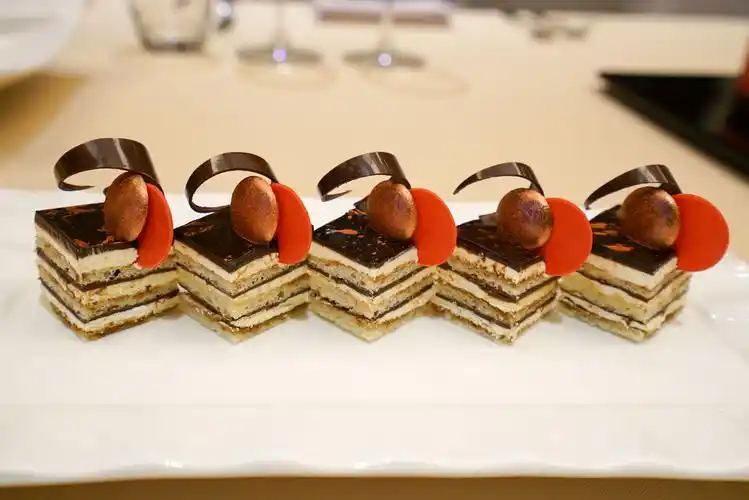 家庭式的自助餐也融合了西餐的前菜,头盘,主菜和甜点的搭配,所以也有