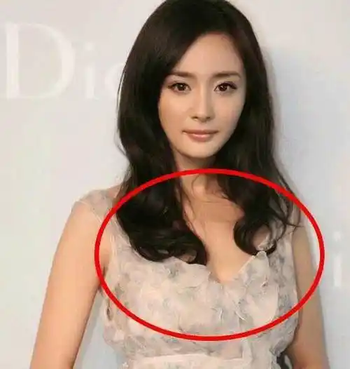 杨幂探班刘恺威 和剧组员工热情打招呼,幂幂胸部严重下垂显尴尬