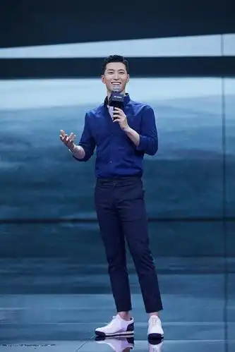 窦骁的脸蛋虽然不惊艳,但穿上正装之后,真是挺有魅力的