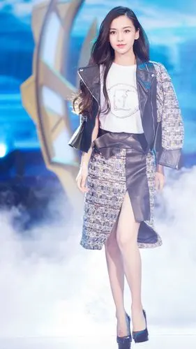 【明星美腿论坛】杨颖帅气走秀