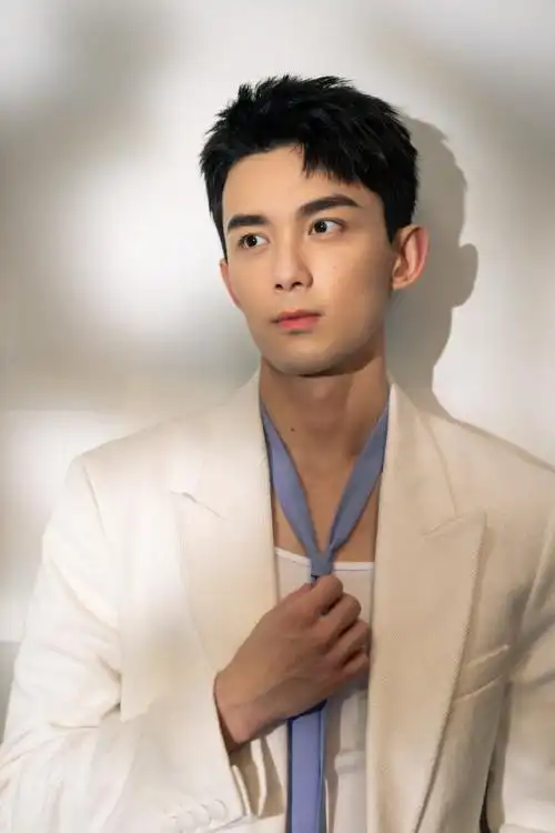 听吴磊说早安##吴磊白色西服造型#吴磊身穿白色西装,带着慵懒咨色