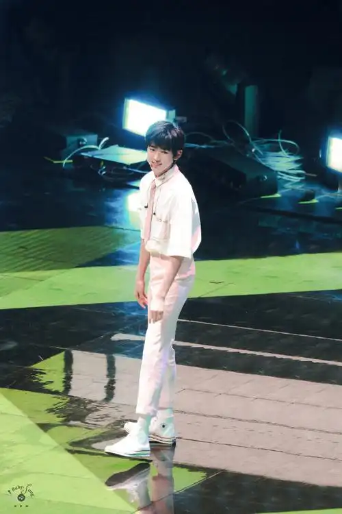 让人无法抵抗的漫画腿#来看看宋亚轩令人叹服的又长,又直,又白的腿吧