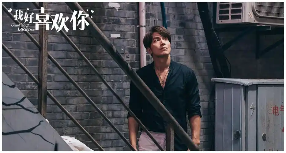 言承旭新剧《我好喜欢你》开播 傲娇主编极品腹肌吸睛