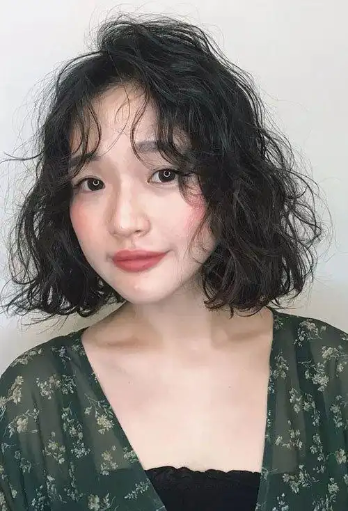 女生卷烫头发剪眉上刘海发型