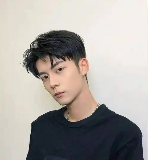 原创男生夏季不烫不染的发型留好这3款清爽帅气又显年轻