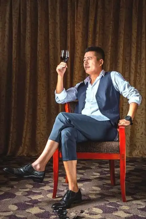 高曙光年过半百带娇妻聚会穿一身名牌好贵气王玲无配饰显单调