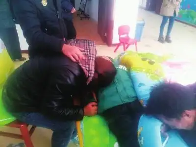 5岁男童小鸡鸡红肿出血 幼儿园老师否认抓其下体(6)