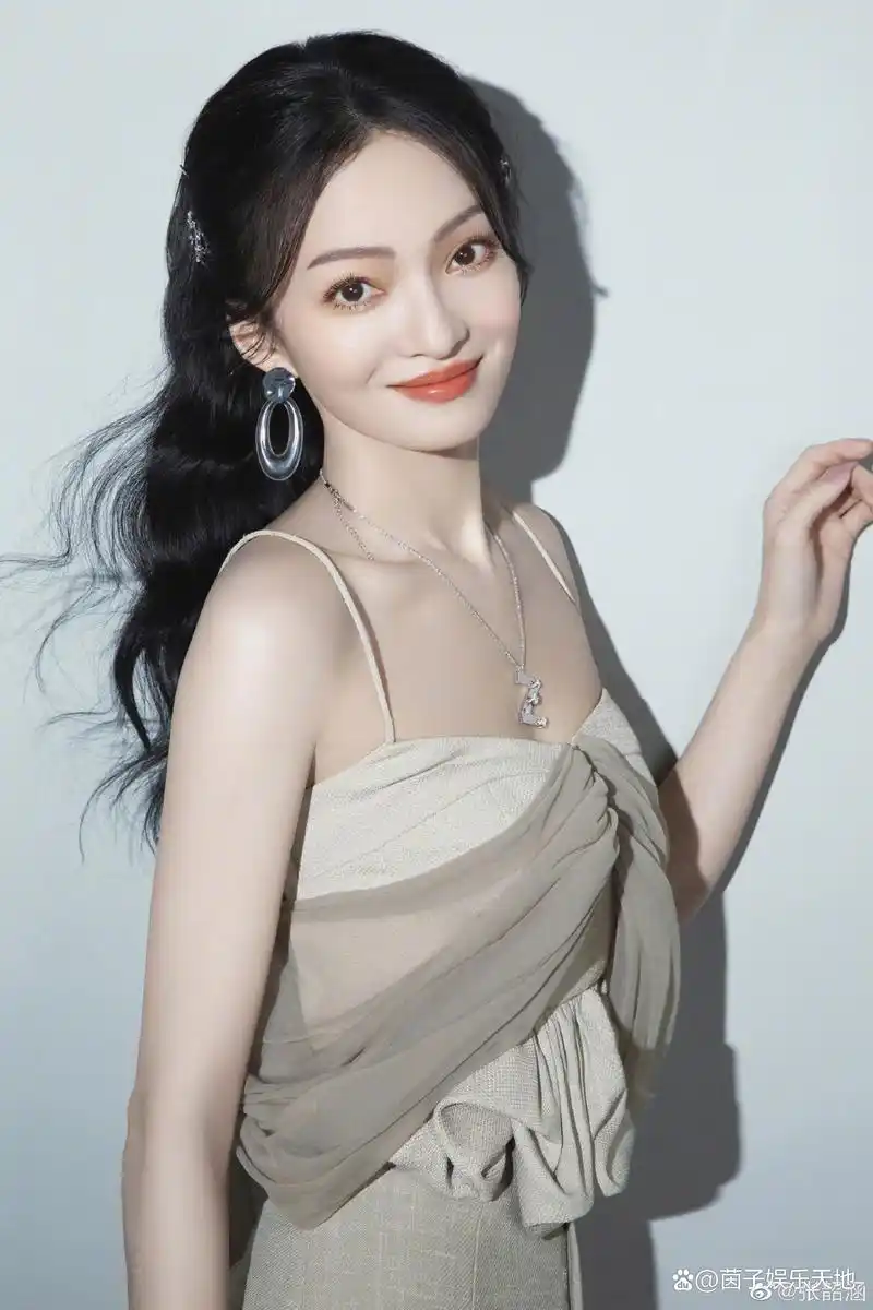 张韶涵写真大片,这个涅槃重生的女孩眼里的坚定越发的惊艳了!