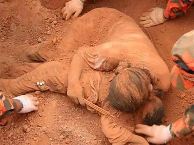 八张母爱照片让人泪目将妈妈两个字完美诠释看完太感动