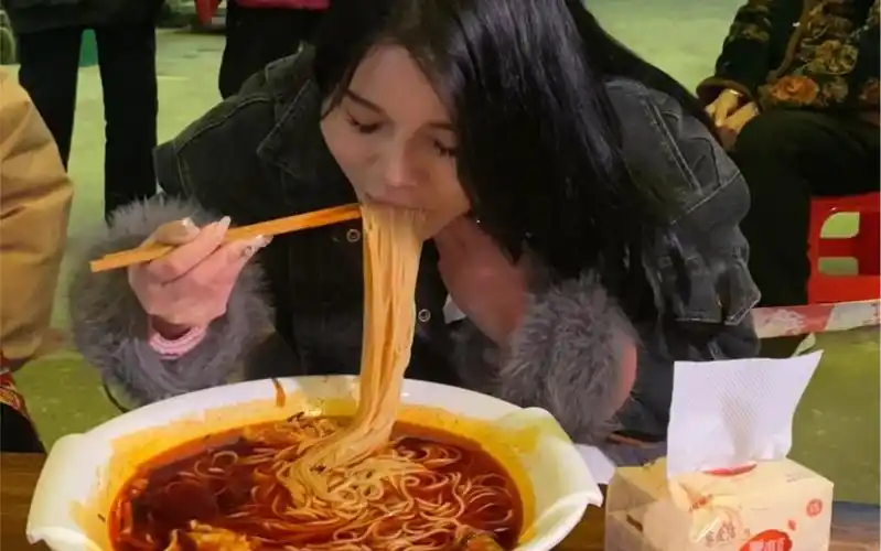 崇左美女来挑战螺蛳粉,她吃得又快又能吃辣!