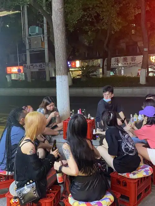 长沙探店夏夜路边喝酒也太浪漫了