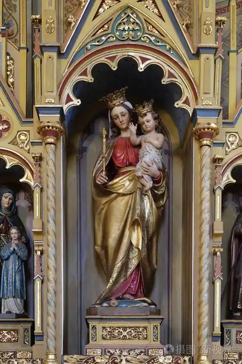 圣母玛利亚与婴儿耶稣雕像在圣马太教堂的圣马太教堂在我们的女士祭坛