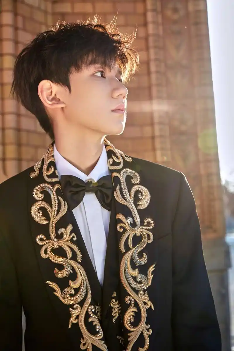 被王源帅到,一袭高定刺绣西装亮相柏林电影节,尽显绅士儒雅范!