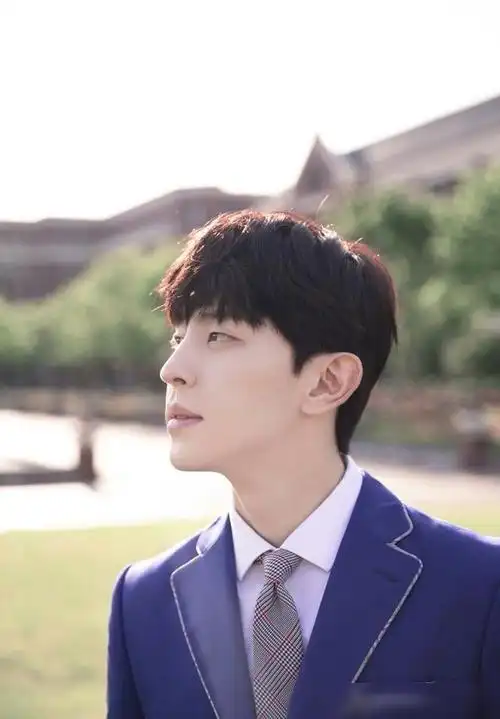 邓伦穿蓝色校服引燃校园中的美好回忆!拥有治愈微笑的学长太帅啦