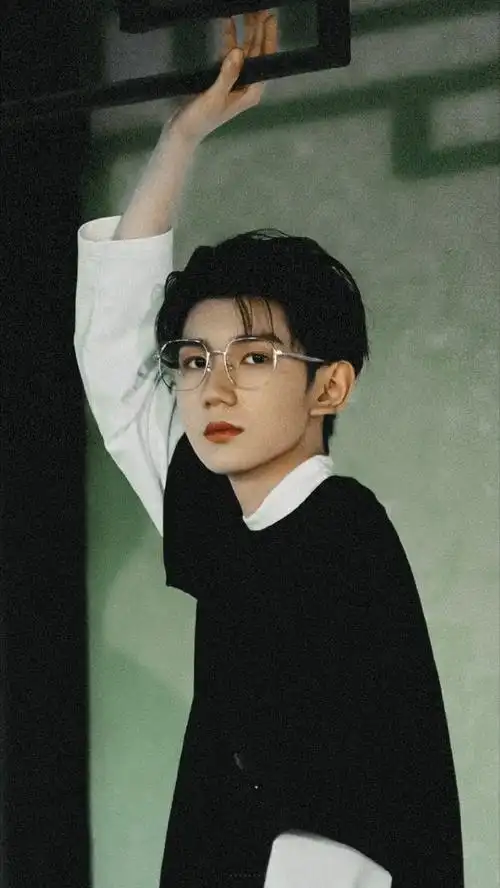 王源广州抢票##王源演唱会抢票最高峰突破260万人#    戴眼镜的栽圆