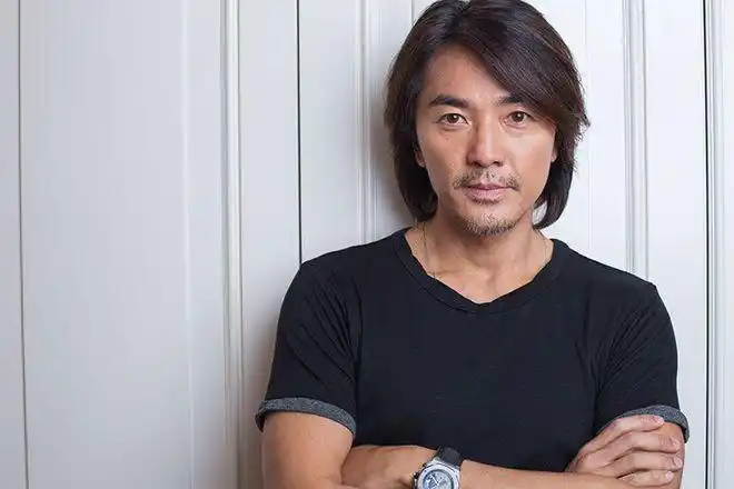 ▼年过50的郑伊健近年依旧保持这个发型,岁月让他增添了一股熟男的