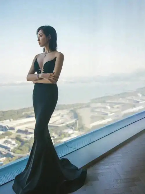 宋茜时尚芭莎慈善晚宴