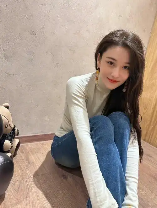 36岁张馨予晒雪中美照,称导演让她演18岁,穿粉衣戴白帽很清纯|演员