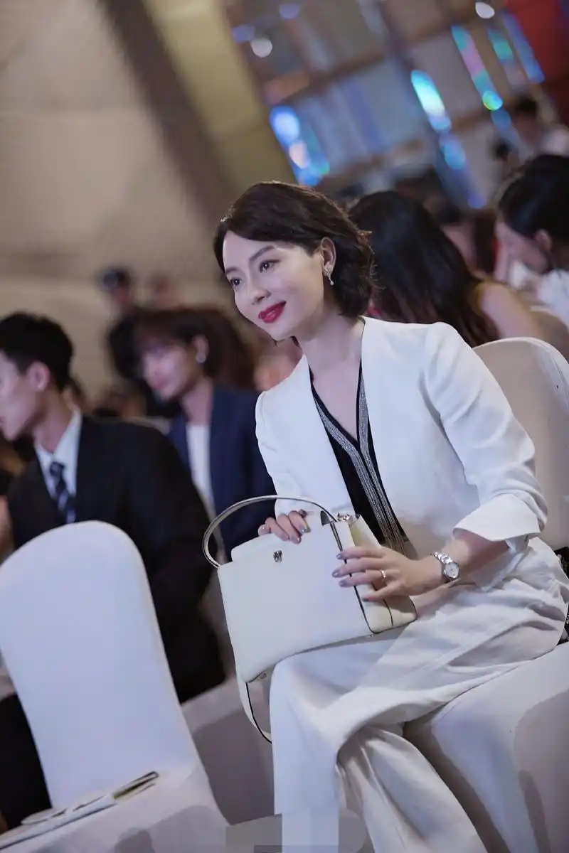 完美关系陈数好气质白色西装演绎都市丽人42岁真惊艳