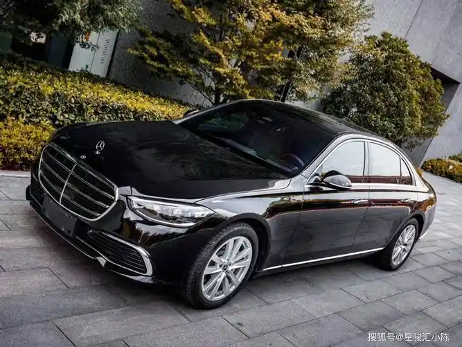 2023年款奔驰s400l改装主动式氛围灯和钢琴拉丝面板,车内视觉全面提升