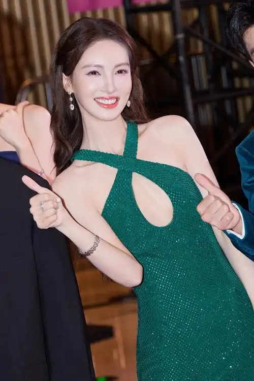 上海这一夜,张雨绮着装大胆,金晨颠覆想象,颖儿惊艳感十足_腾讯新闻