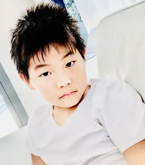 沙溢儿子为胡可拍照44岁纯素颜像18岁少女网友直呼技术真好