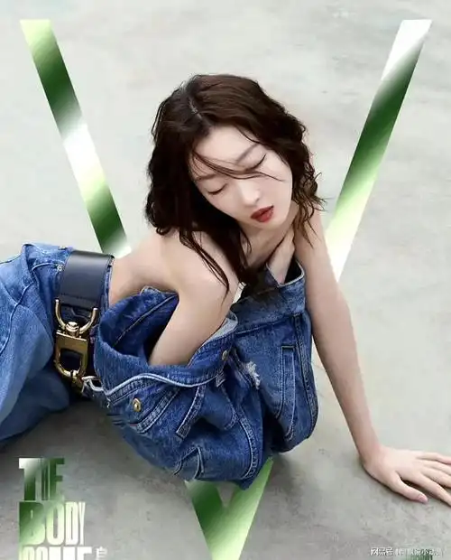 周冬雨:尴尬!没胸还要露!好勉强!