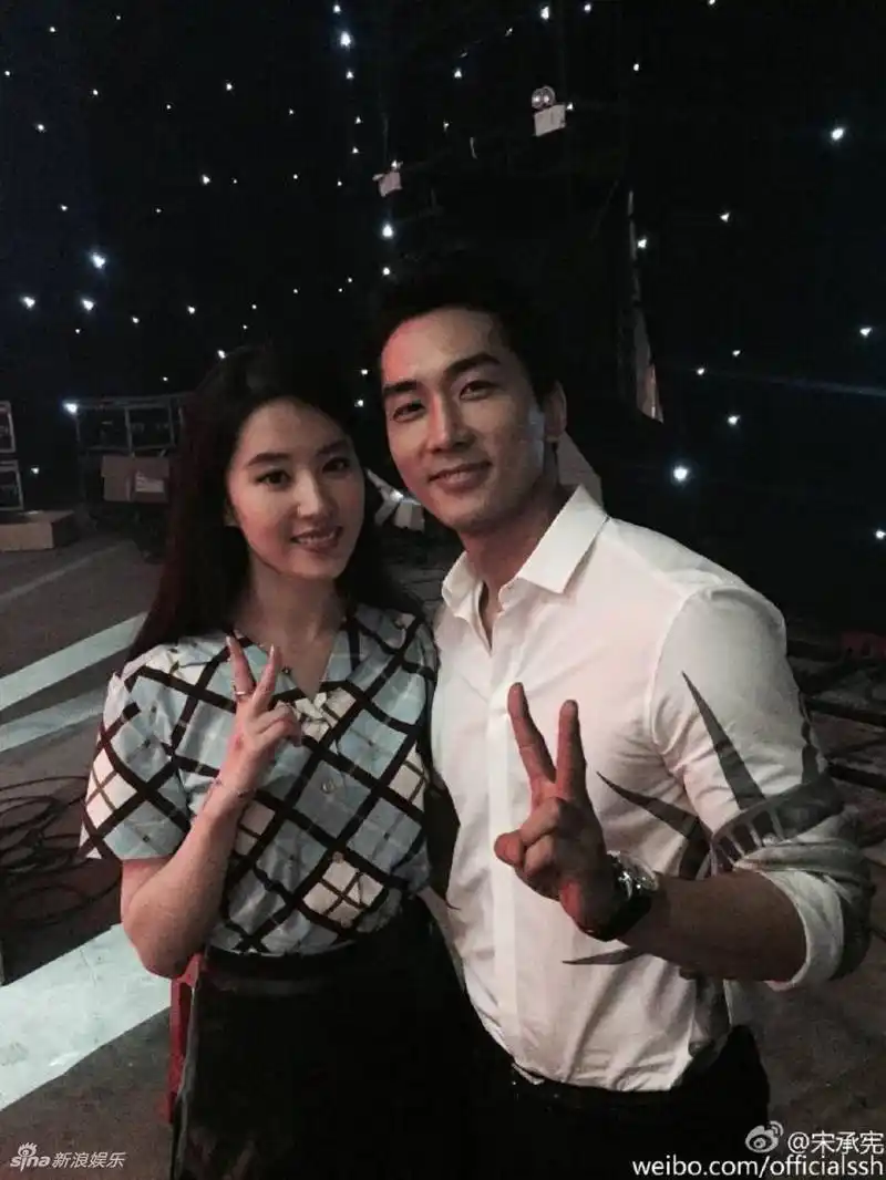 组图:宋承宪刘亦菲分手!盘点两人昔日合影登对甜蜜